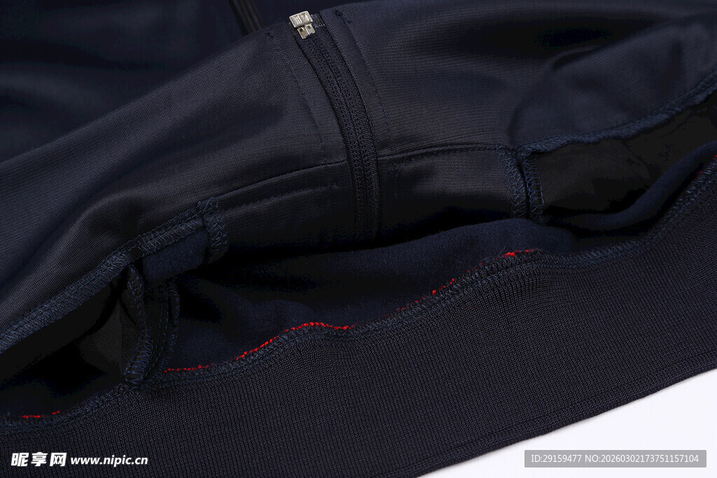 深色衣物细节特写