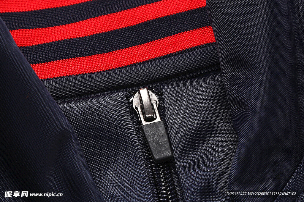 条纹衣物内的拉链细节