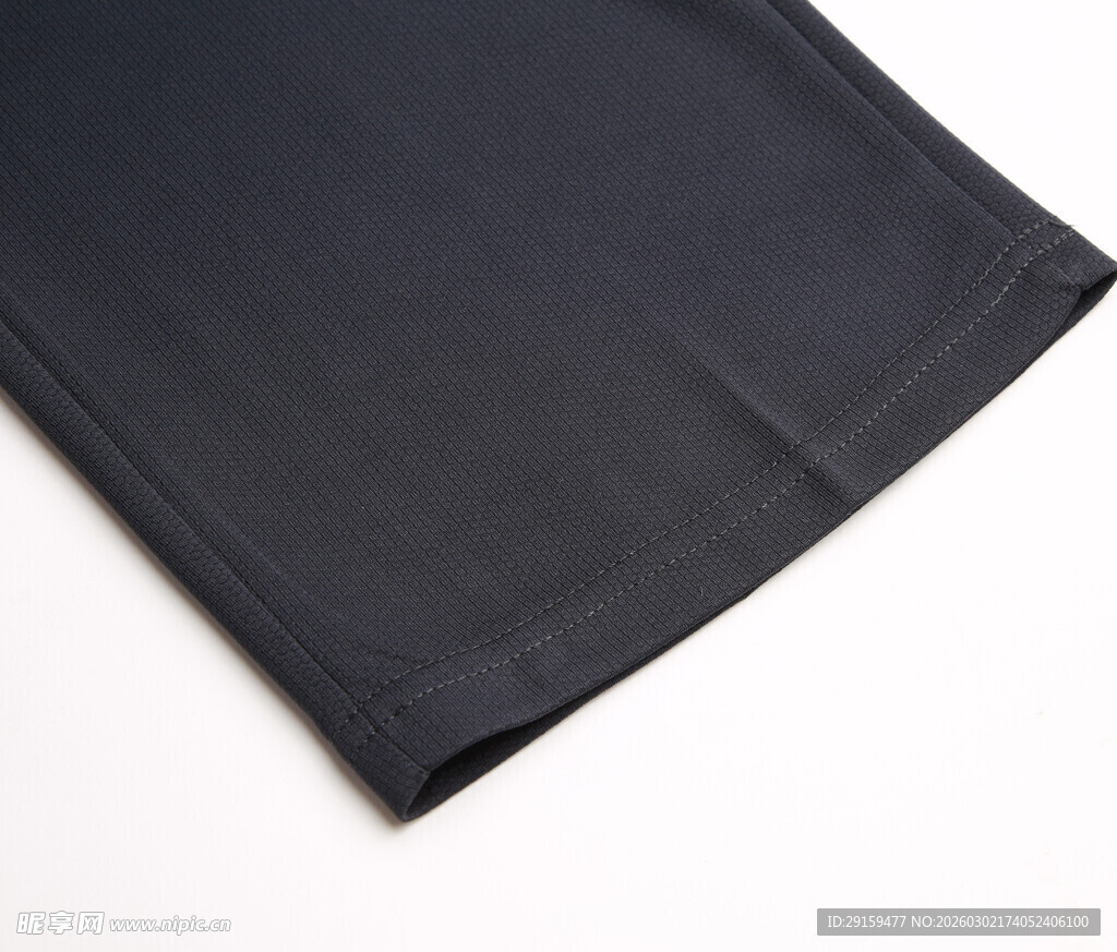 黑色衣物袖口细节特写