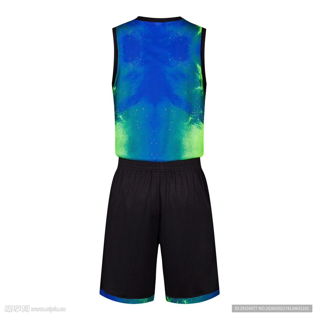 多彩无袖上衣配黑色短裤