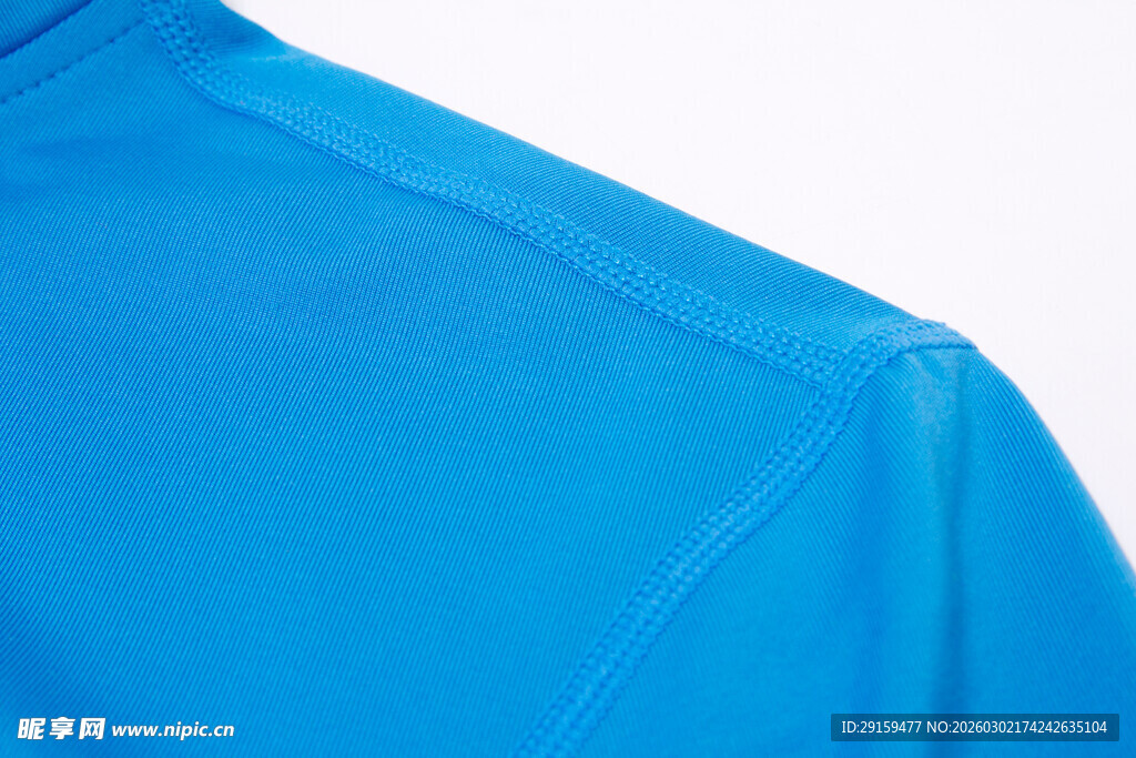 蓝色衣物肩部特写