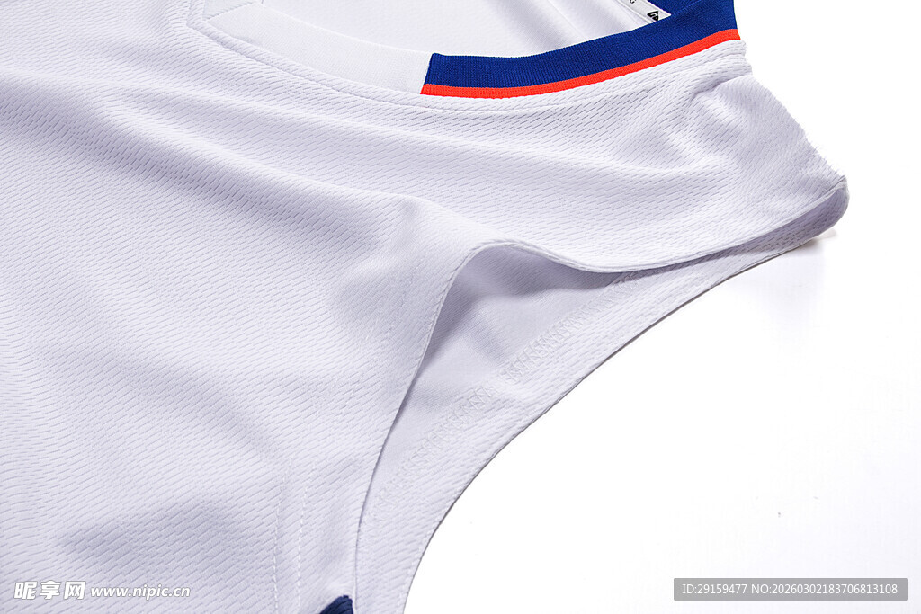 白色运动服细节特写