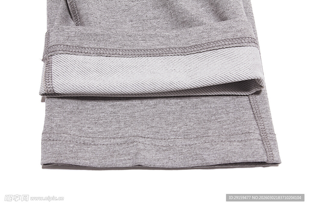 灰色条纹叠放衣物
