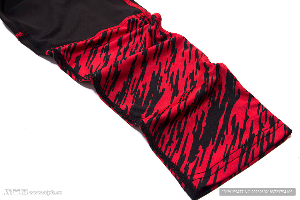 红黑相间条纹针织围巾