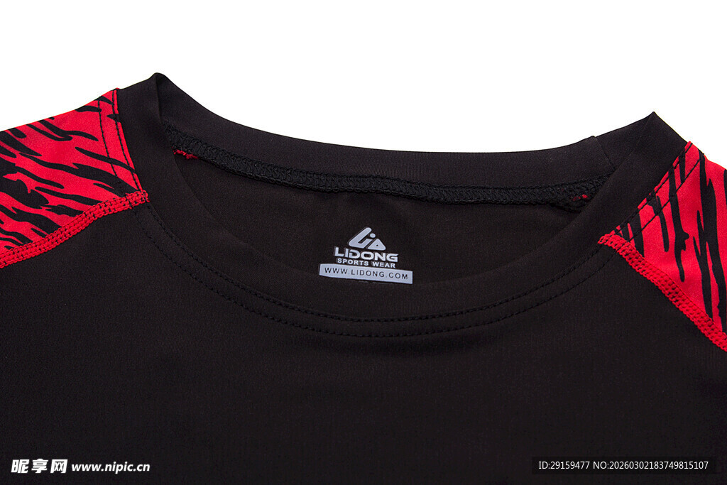 黑色运动T恤肩部红纹设计