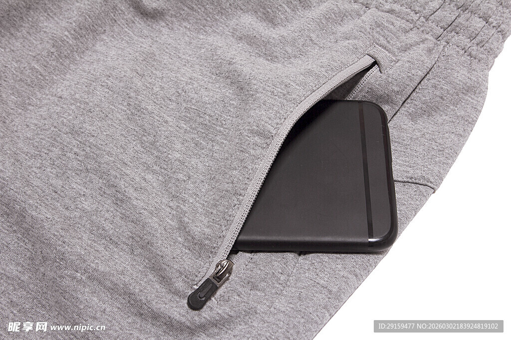 灰色运动裤侧袋放手机