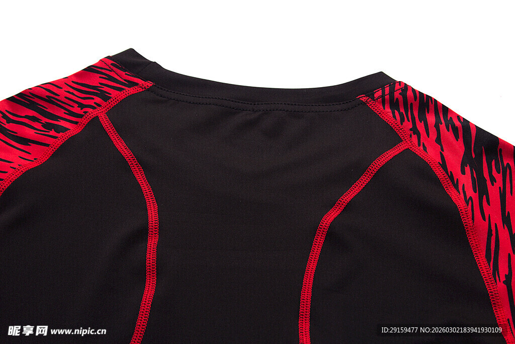 黑红拼接运动上衣细节