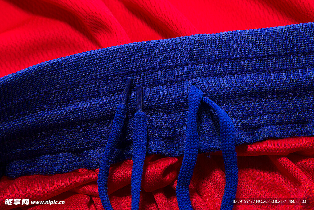 红蓝衣物腰部细节特写