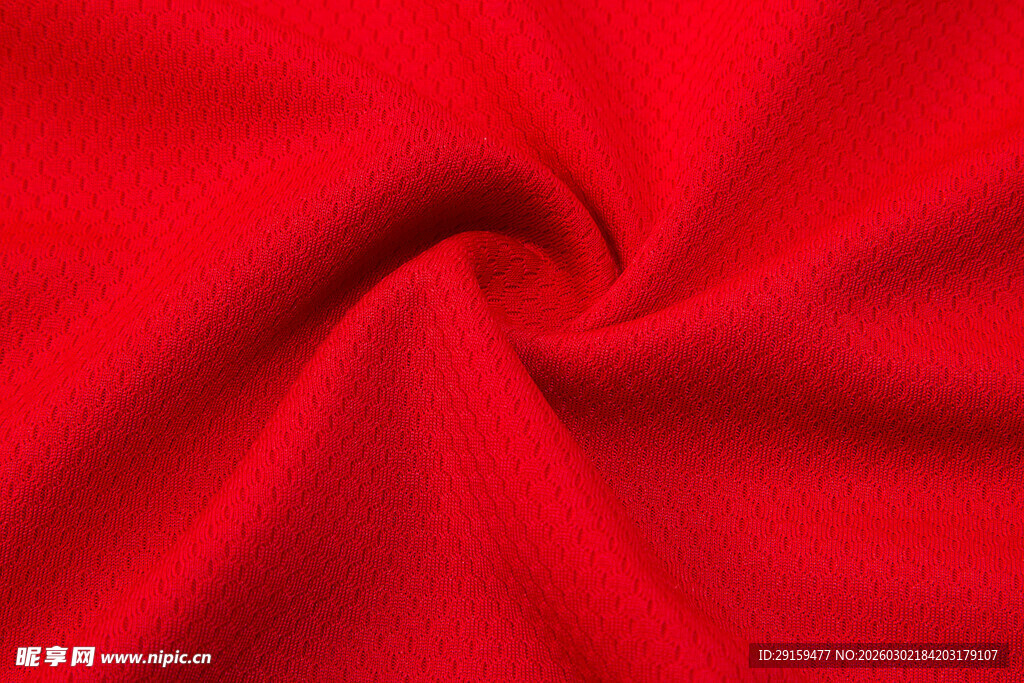 红色褶皱布料特写
