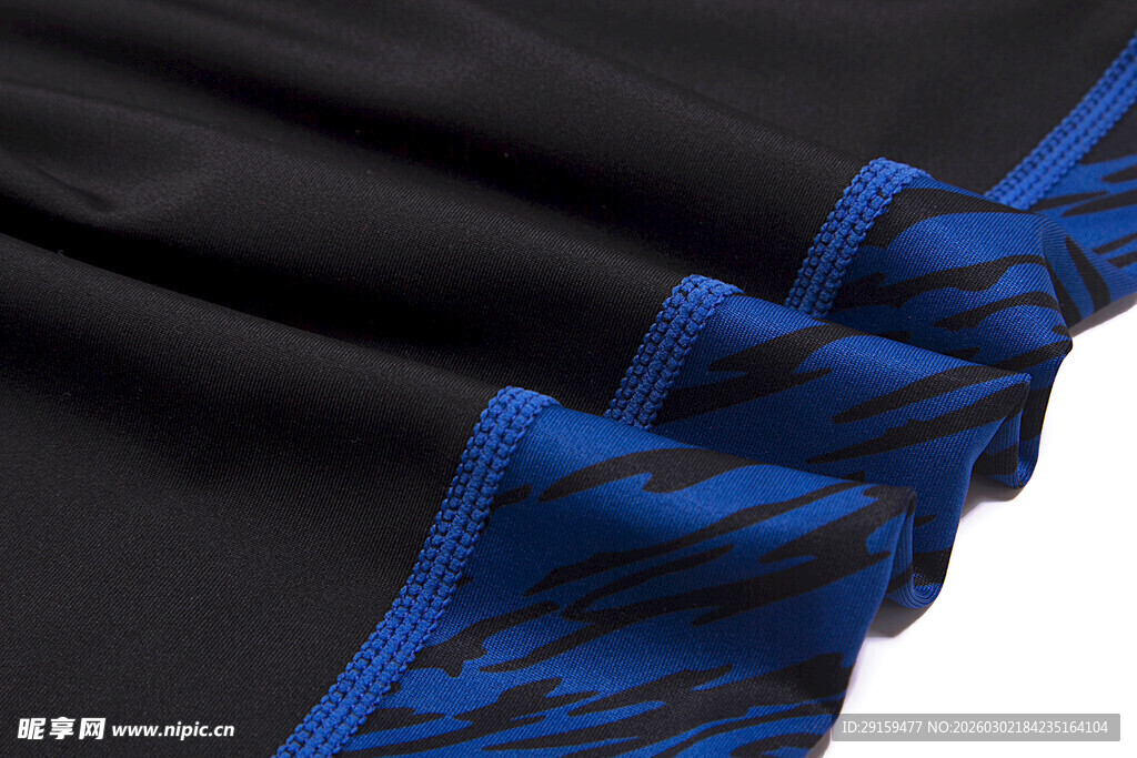 黑色布料配蓝色花纹细节