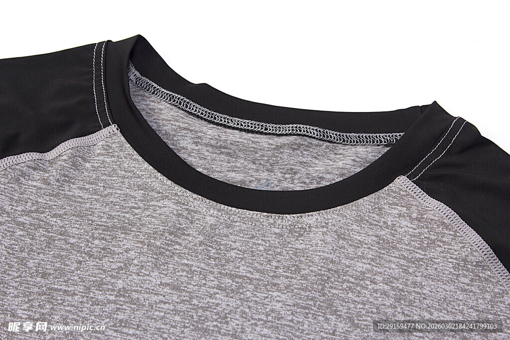 灰黑拼接短袖T恤领口