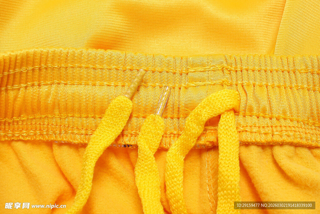 黄色衣物腰部抽绳细节