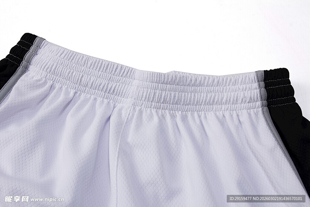 白色短裤腰部细节特写