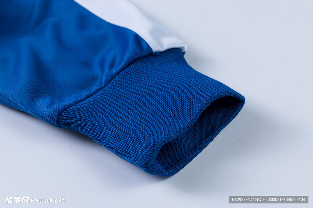 蓝色衣物袖口细节展示