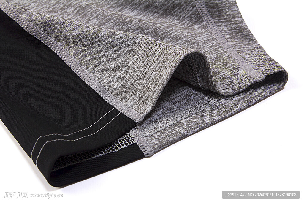 灰色黑色叠放的针织布料