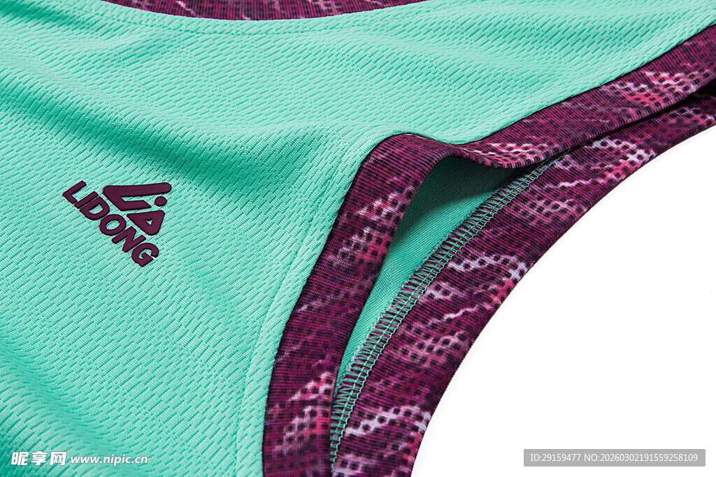 阿迪达斯运动服饰细节特写