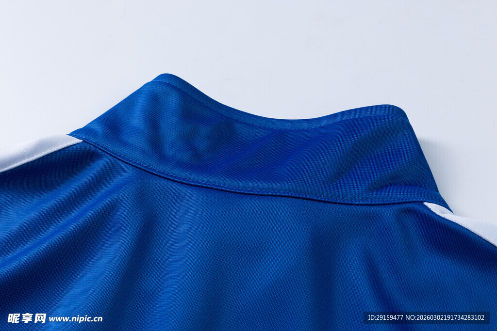 蓝色高领运动上衣细节