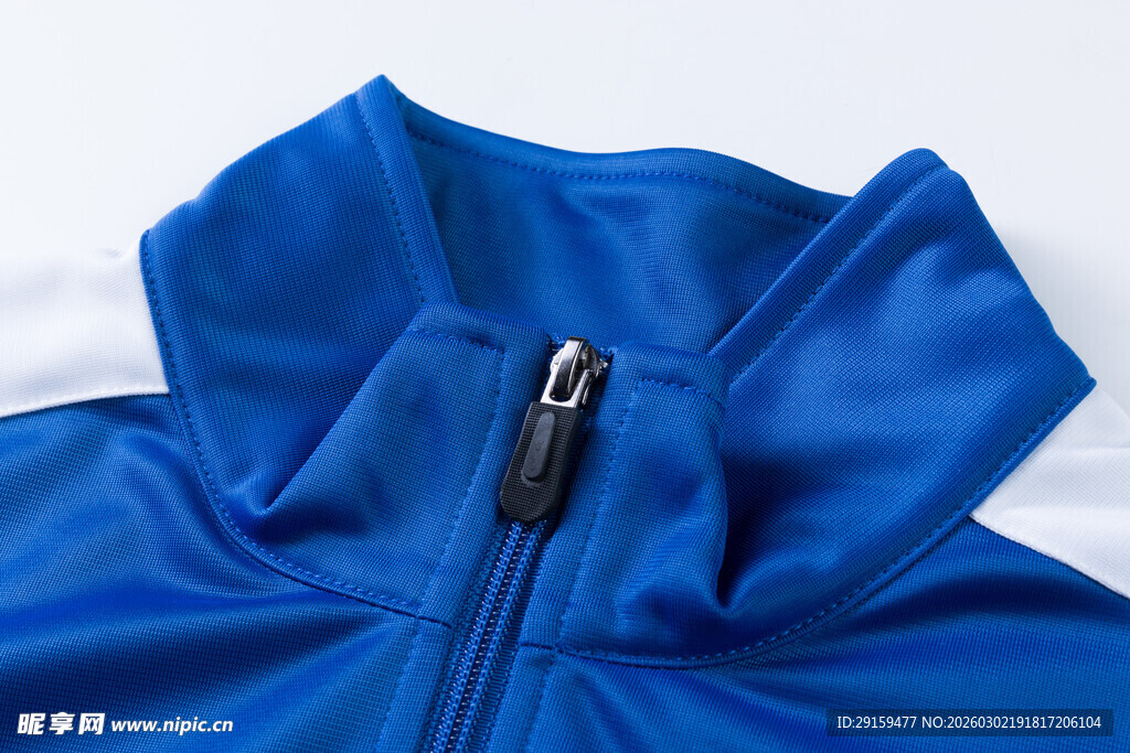 蓝色拉链运动外套细节