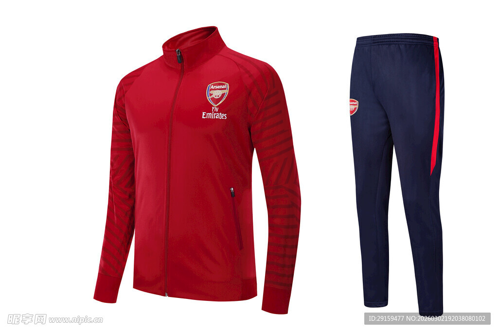 红色运动上衣与深蓝色长裤