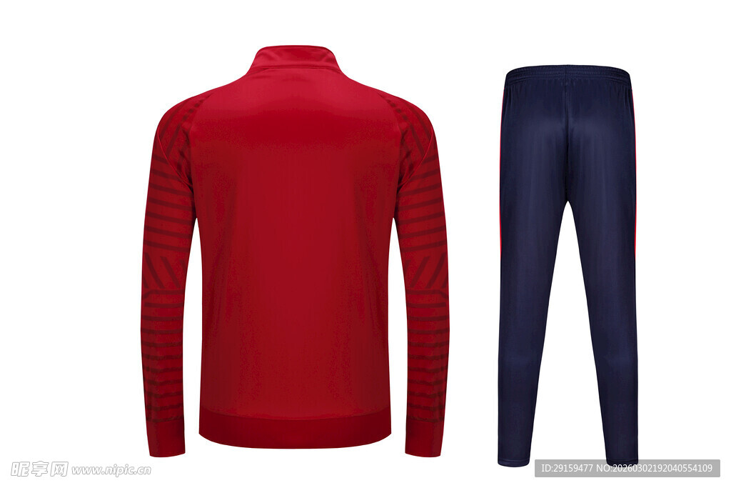 男士红色上衣与深蓝色长裤