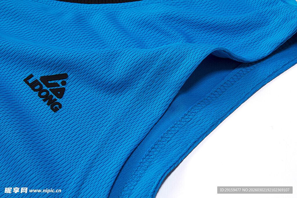 阿迪达斯蓝色衣物局部特写