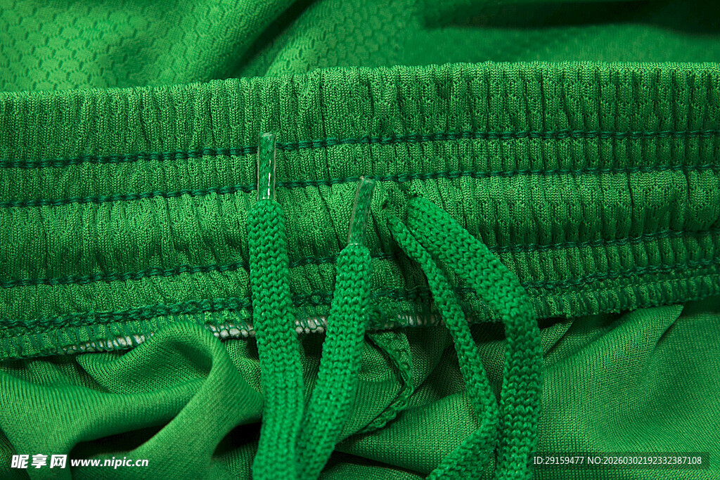 绿色运动裤腰部细节特写