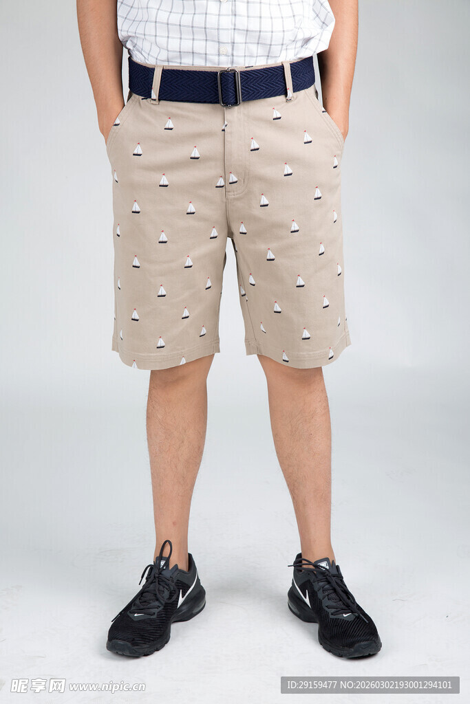 男士卡其色休闲短裤穿搭