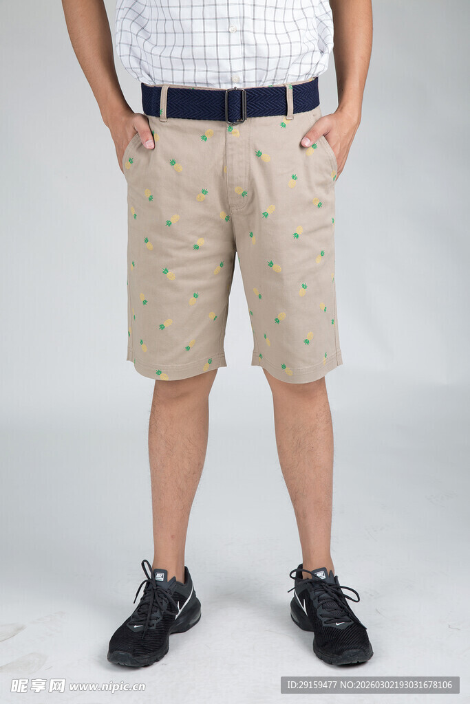 男士卡其色休闲短裤展示