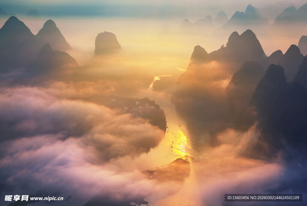 云海中的梦幻金色山峰