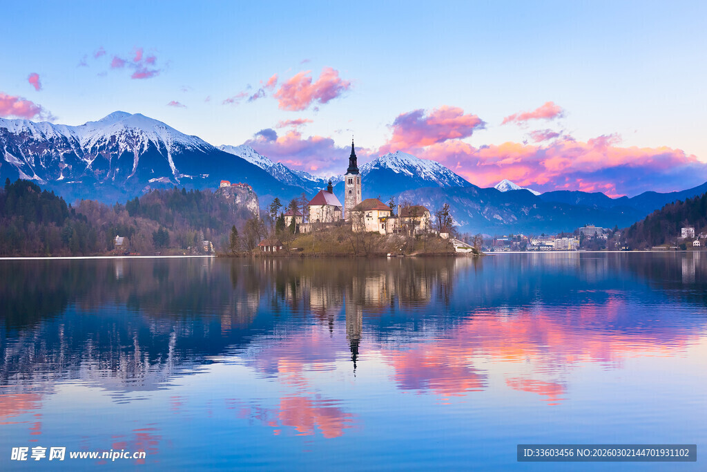 湖畔小镇的梦幻黄昏美景
