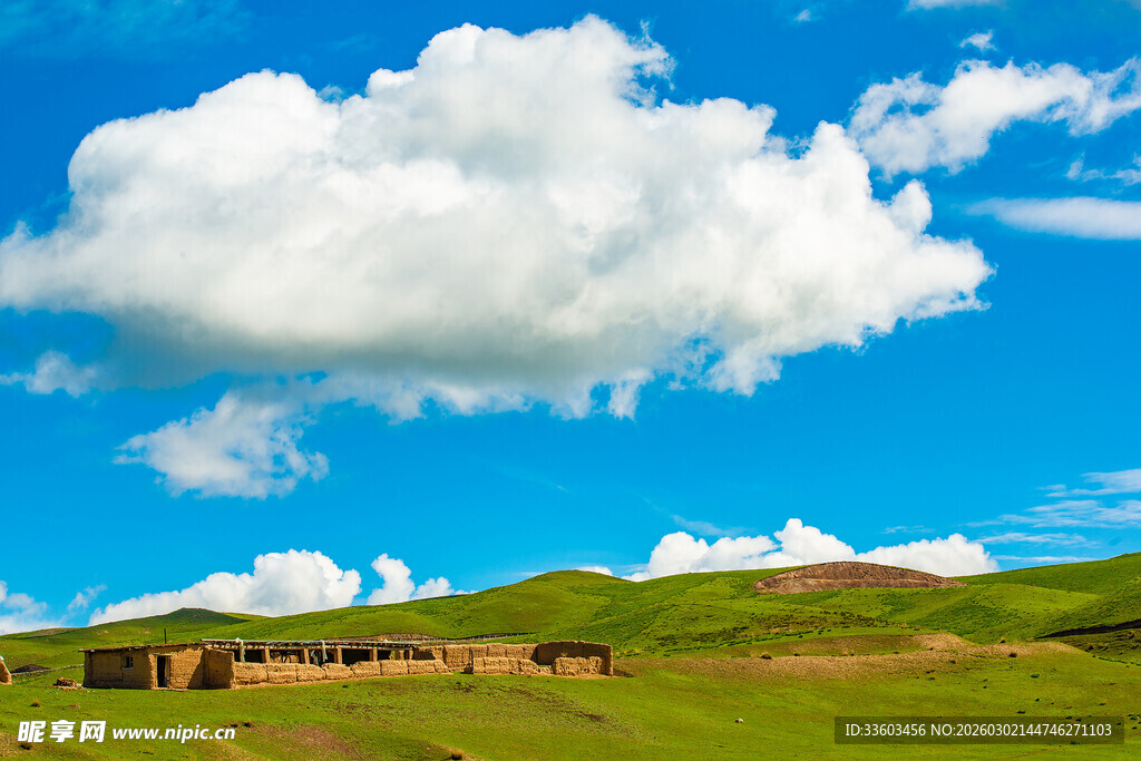 草原上的蓝天白云与房屋
