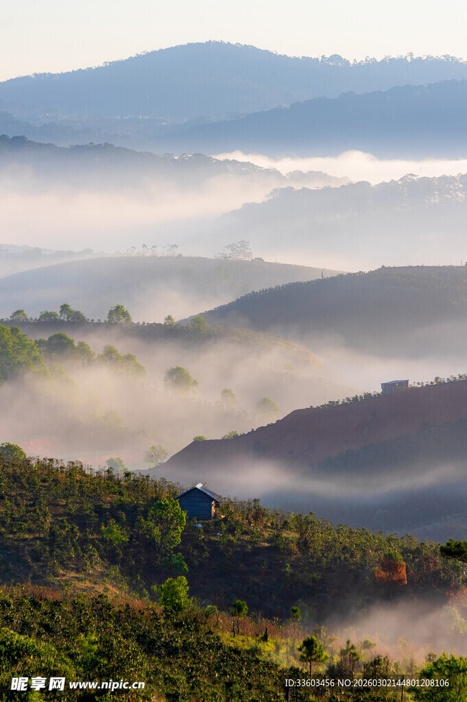 山间晨雾缭绕的壮美景色