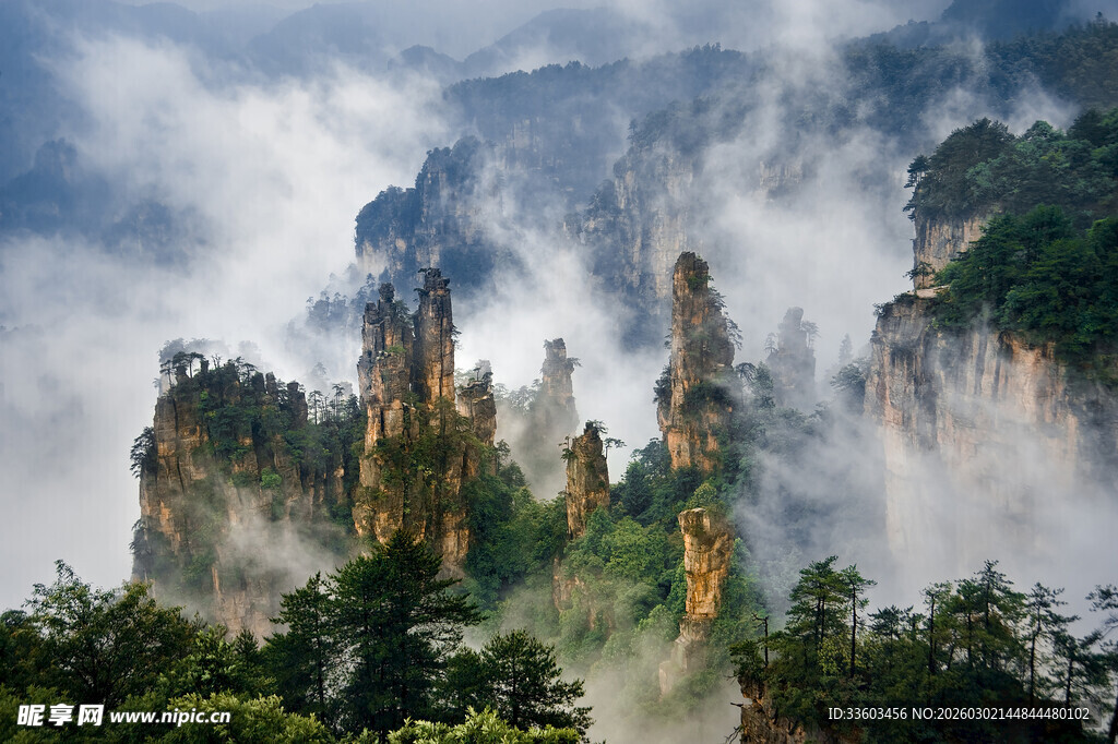 云雾缭绕的壮美奇峰景观