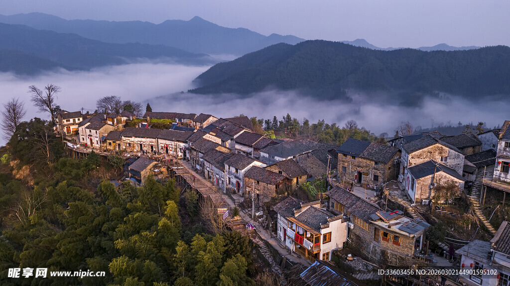 山间云雾缭绕的古朴村落