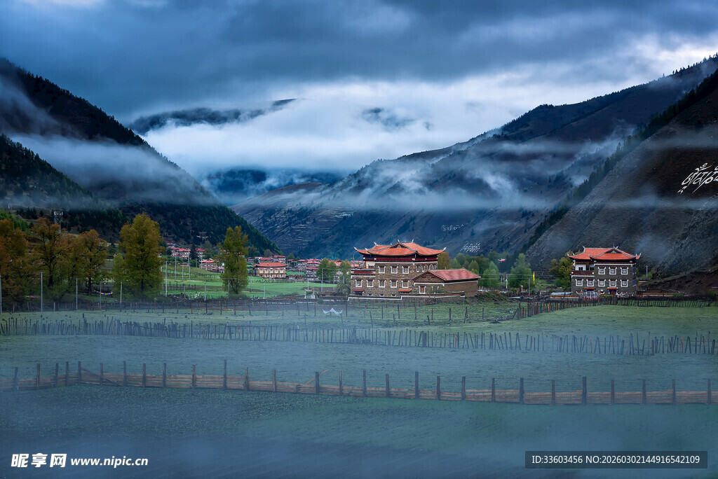 山间云雾中的红顶建筑群