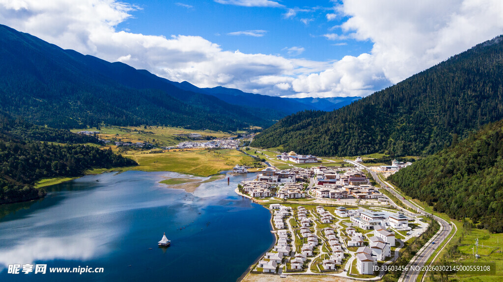 湖畔小镇的美丽风光