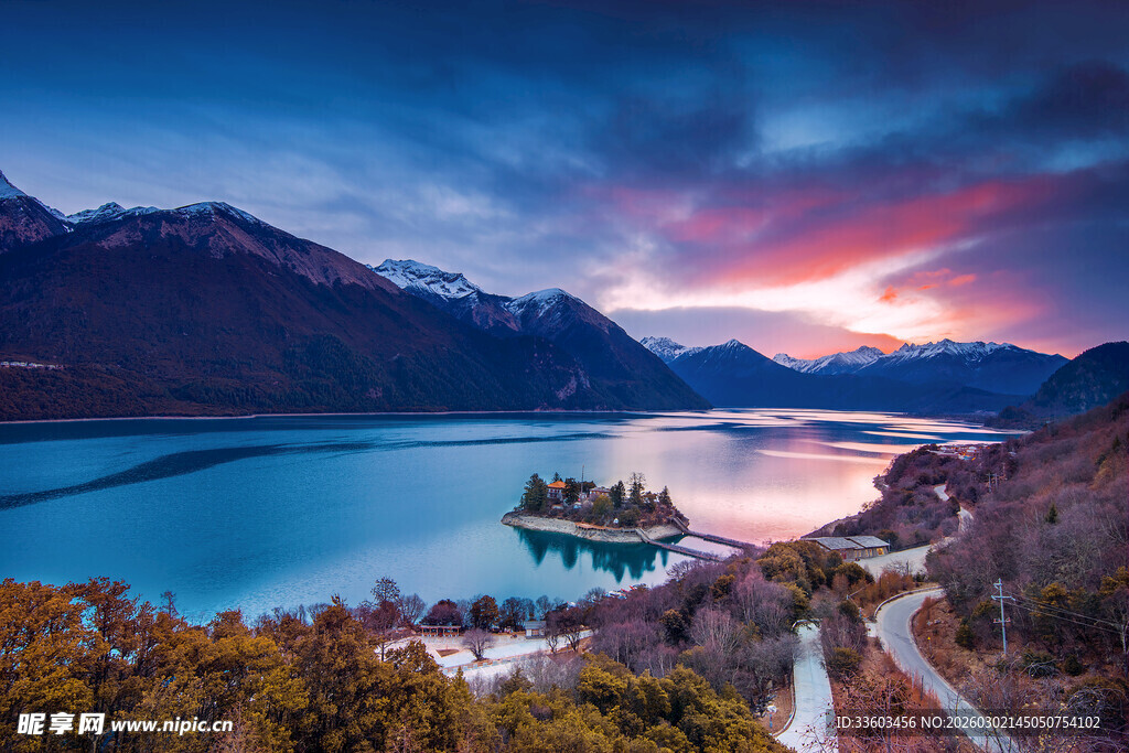 湖畔绚丽晚霞下的美好景致
