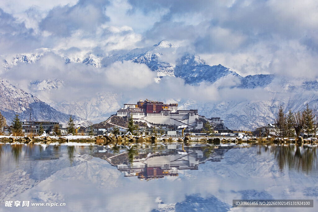 雪山小镇湖面绝美倒影