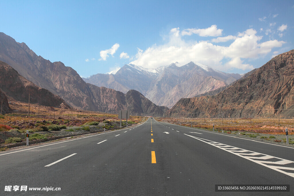 宽阔公路通向壮美山脉