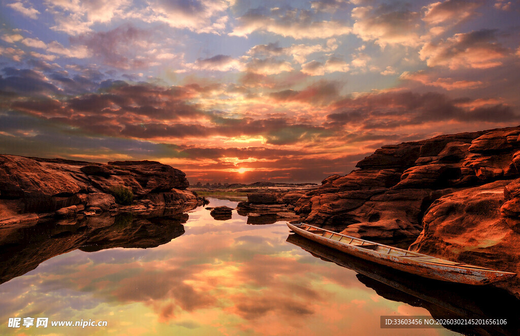 壮丽峡谷日落美景