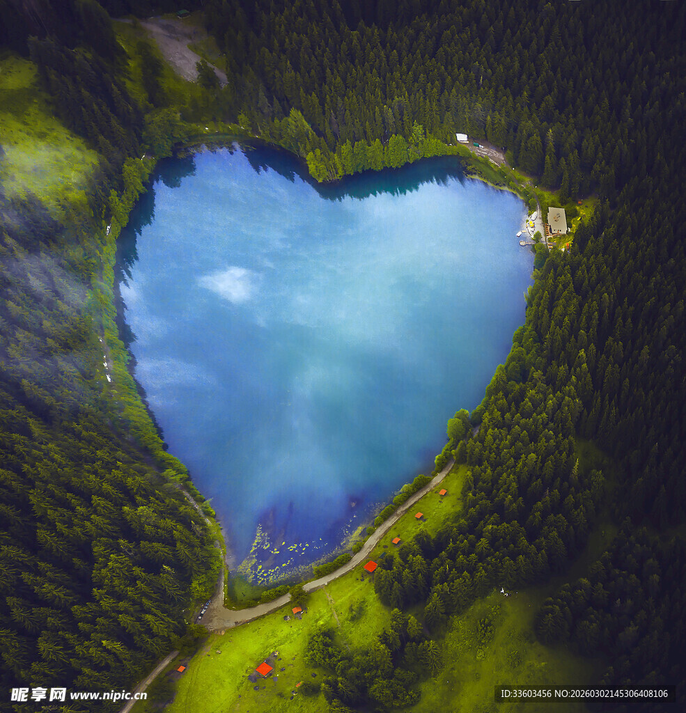 心形湖泊的绝美空中视角
