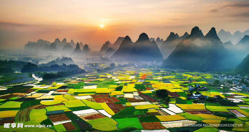 日出下的多彩田园风光