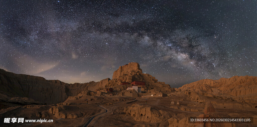 星空下的古老建筑景观