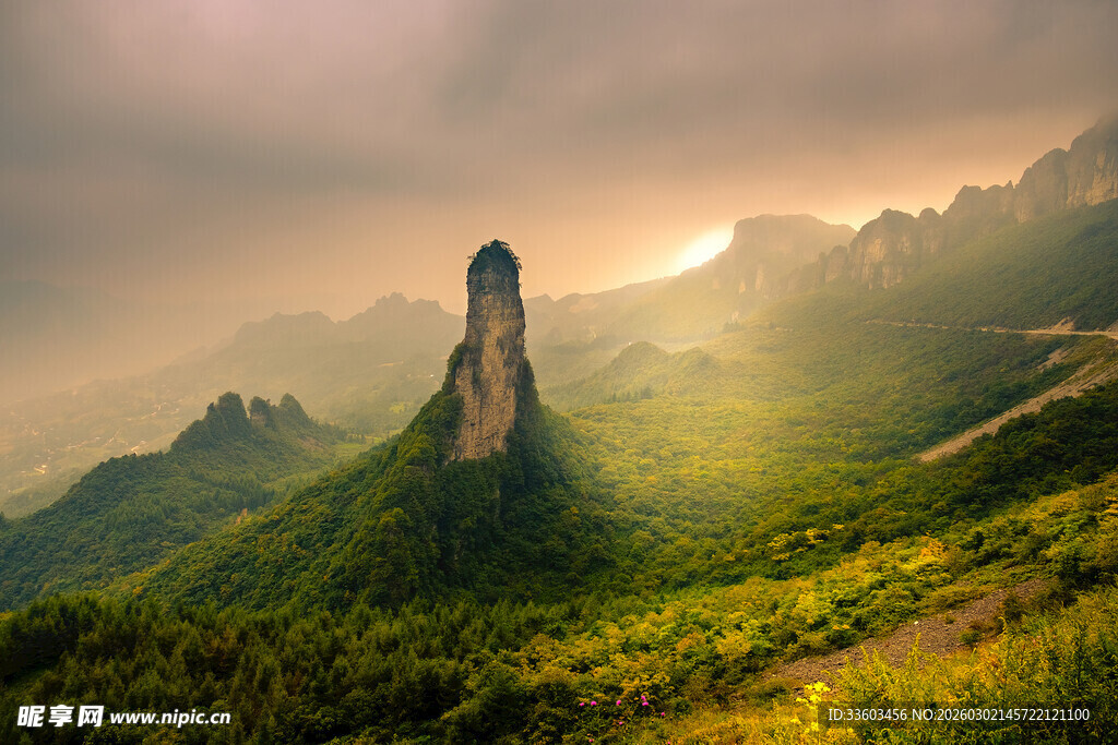 山间孤峰映晨光