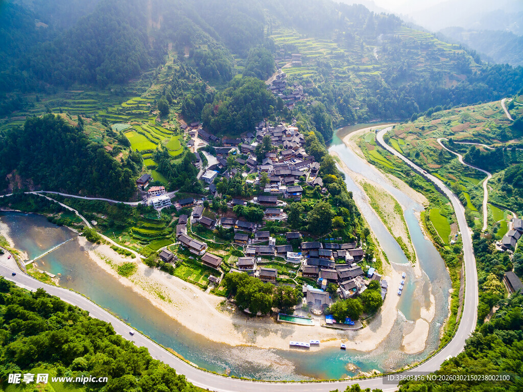 山间村落与蜿蜒公路美景