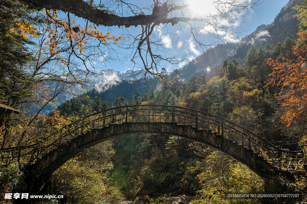 秋日山间古桥美景