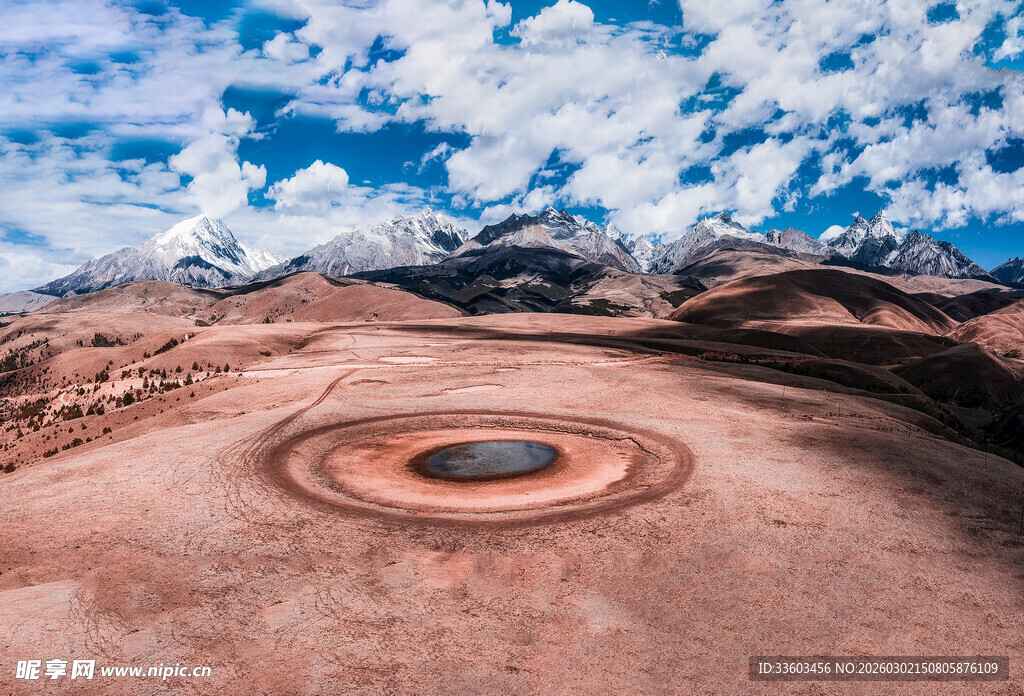 荒漠中的神秘圆形地貌
