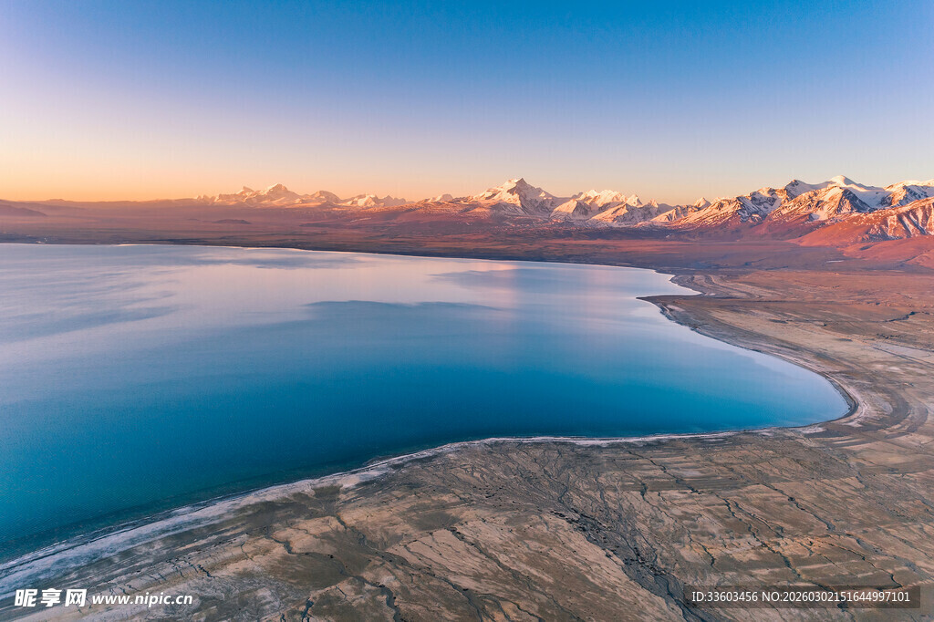 壮丽湖景与远方山峦