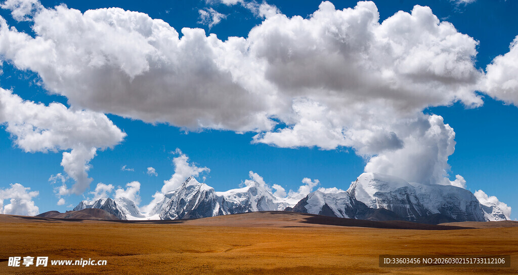 蓝天白云下的壮丽雪山