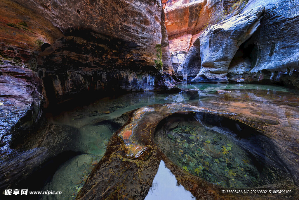 峡谷中的清澈水潭景观